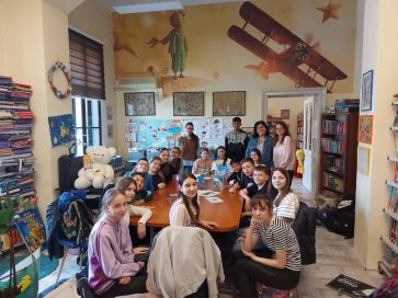 ПЛАВИ ЧУПЕРАК, БОКС, ЈЕДНА ПРИЧА И ЈОШ ПО НЕШТО